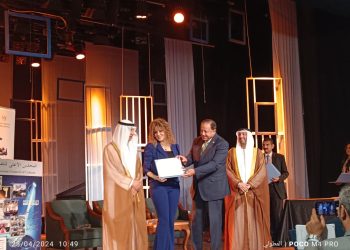 الكاتبة السورية سراب غانم مكرمة في جائزة الشارقة للإبداع العربي في القاهرة