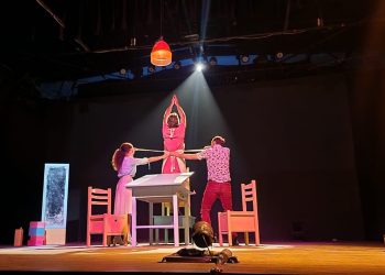 “أكامورا”.. قصة عائلية تعكس صراعات داخلية ضمن فعاليات الدورة 25 من أيام قرطاج