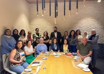 بين التقييد والتحرر: سراب غانم تعيد تعريف الأنوثة عبر ربطة شعر في حوار أدبي شيق