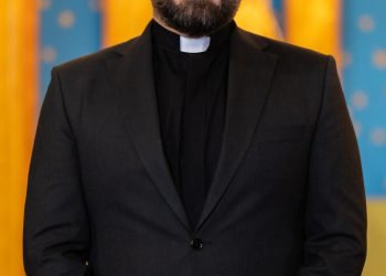 الأب صميم باليوس.. صوت إنساني يحمل رسالة سلام وتآخي من العراق إلى العالم