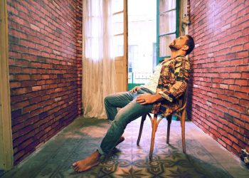 النجم اللبناني إيوان يوقّع عودته بأغنية تحمل روح التفاؤل والطاقة