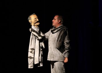 محمد الضنحاني يوقّع النسخة العربية والإنجليزية لمسرحية “الفانوس” في القاهرة