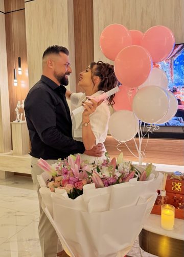 ريتشارد… المغني واليوتيوبر، يحتفل بزواجه السادس بشقة مطلّة على البحر لزوجته نانسي