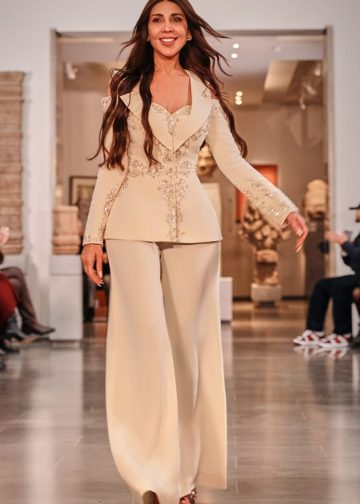 27 فستانًا من الضوء: منال عجاج تُقدّم أنوثة المشرق برؤية عالمية في باريس