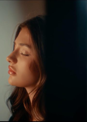 فرح علامة تواصل مسيرتها العالمية بإخراج “Bouquet” لأندريا بوستانيكا… عمل ينافس في Berlin Music Video Awards